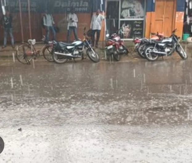 मौसम ने बदली करवट जौनपुर में तेज हवाओं के साथ बारिश