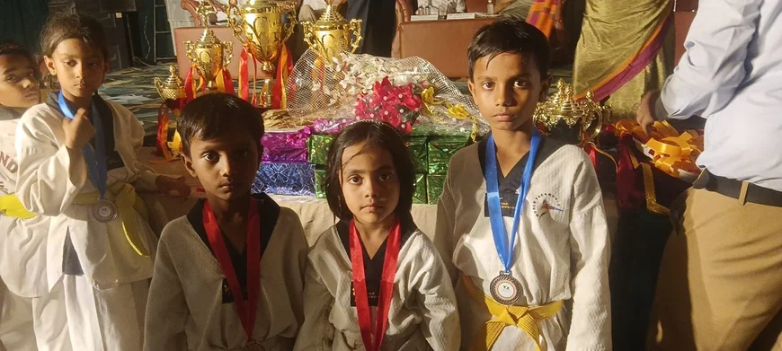 देवरिया के सीबीएस पब्लिक स्कूल पैना के छात्रों का ताइक्वांडो प्रतियोगिता में दबदबा, जीते 2 गोल्ड और 1 सिल्वर