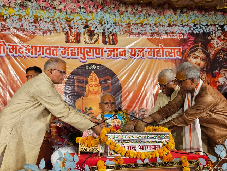 देवरिया में श्रद्धालुओं ने किया गोवर्धन लीला का रसपान, भागवत कथा में उमड़ी भीड़