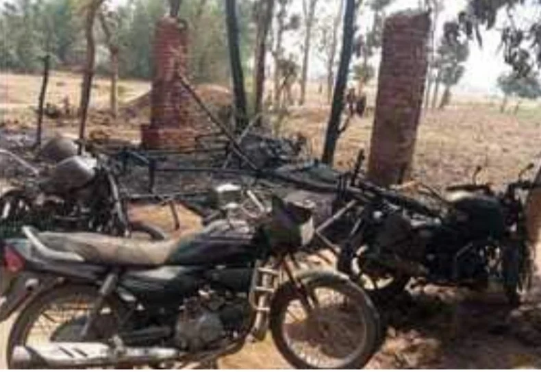 देवरिया: फरमाइशी गीत को लेकर विवाद, शरारती तत्वों ने झोपड़ी में लगाई आग