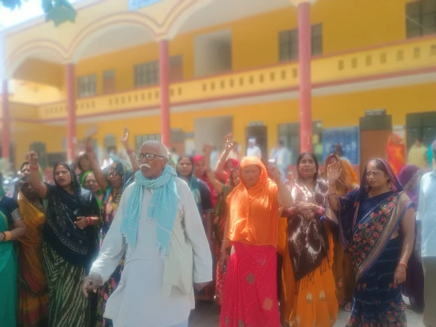 देवरिया में स्मार्ट मीटर के विरोध में महिलाओं का तहसील पर प्रदर्शन, पुराने मीटर लगाने की मांग