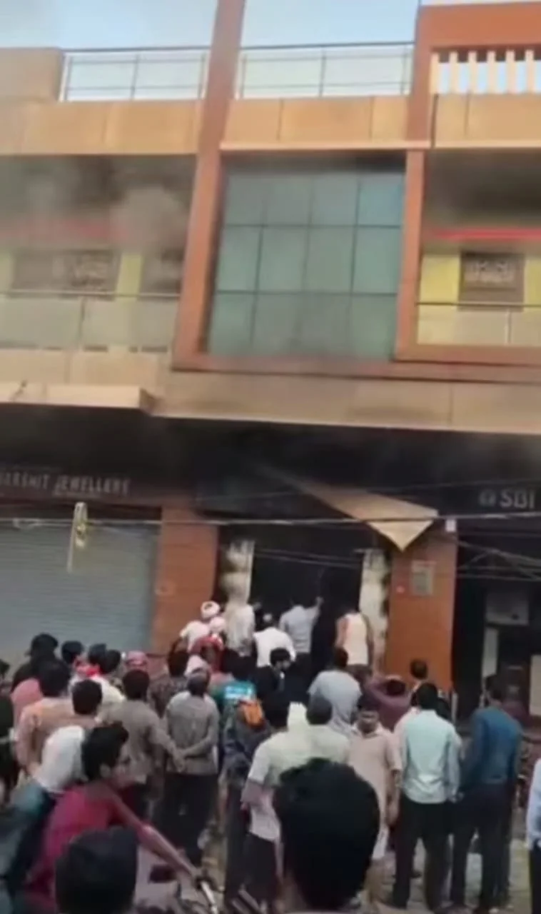 भारतीय स्टेट बैंक शाखा मे लगी भीषण आग