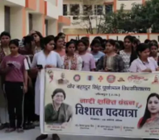 जौनपुर में नारी शक्ति बंदन अभियान के तहत छात्राओं की पदयात्रा