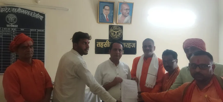 देवरिया में ‘गो सम्मान आह्वान अभियान’ के तहत मुख्यमंत्री के नाम तहसीलदार को सौंपा गया ज्ञापन