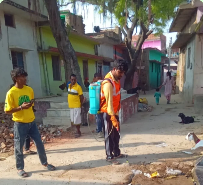 देवरिया के गौरा बरहज में डेंगू-मलेरिया नियंत्रण के लिए दवा का छिड़काव अभियान तेजदेवरिया के गौरा बरहज में डेंगू-मलेरिया नियंत्रण के लिए दवा का छिड़काव अभियान तेज