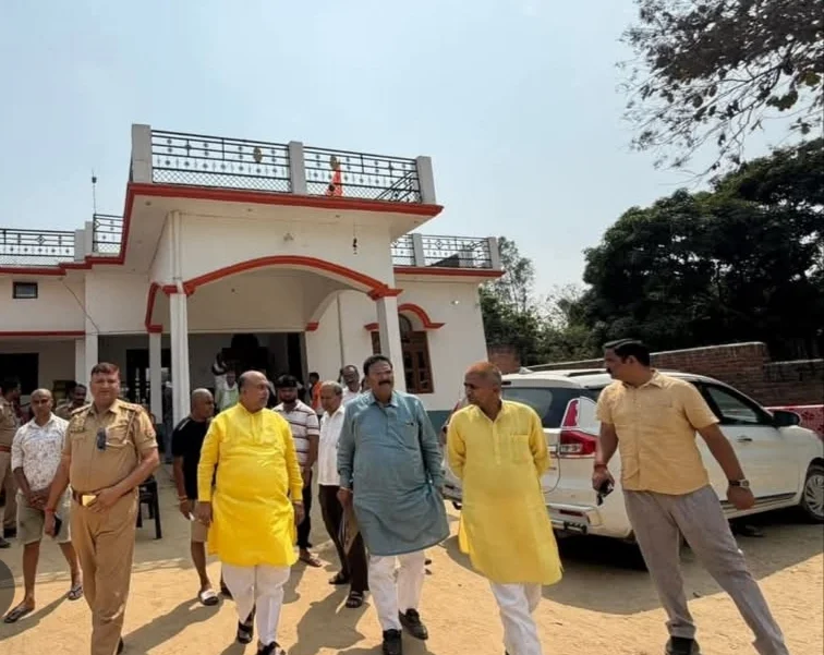 लक्ष्मीपुर पहुंचे भाजपा किसान मोर्चा प्रदेश अध्यक्ष, परिजनों को दी सांत्वना