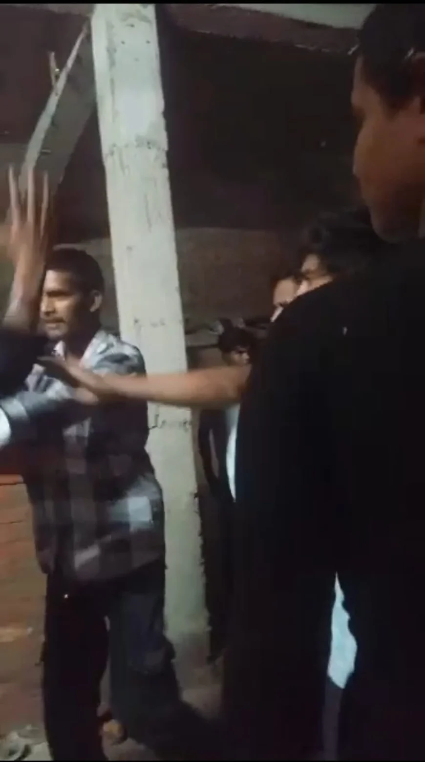 देवरिया के बरियारपुर में पत्रकार के मकान पर हमला, महिलाओं से अभद्रता का आरोप