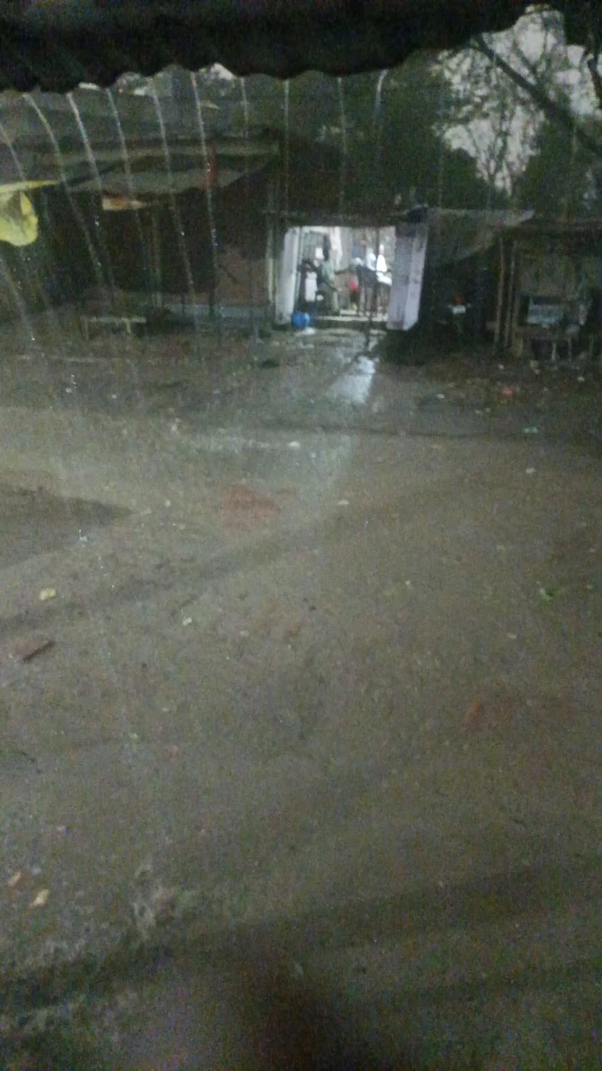 झमाझम बारिश बदला मौसम का मिजाज, आंधी तूफान के साथ उड़े बैनर पोस्टर