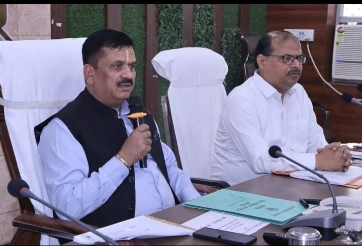 होमगार्ड लिखित परीक्षा की तैयारियों को लेकर डीएम दिनेश चंद्र ने की समीक्षा बैठक