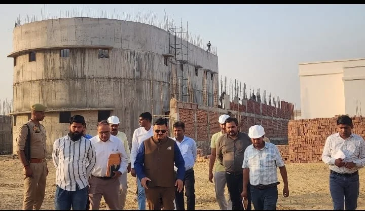 नवनिर्मित जिला कारागार का डीएम ने किया निरीक्षण, गुणवत्ता और समय सीमा पर सख्त निर्देश