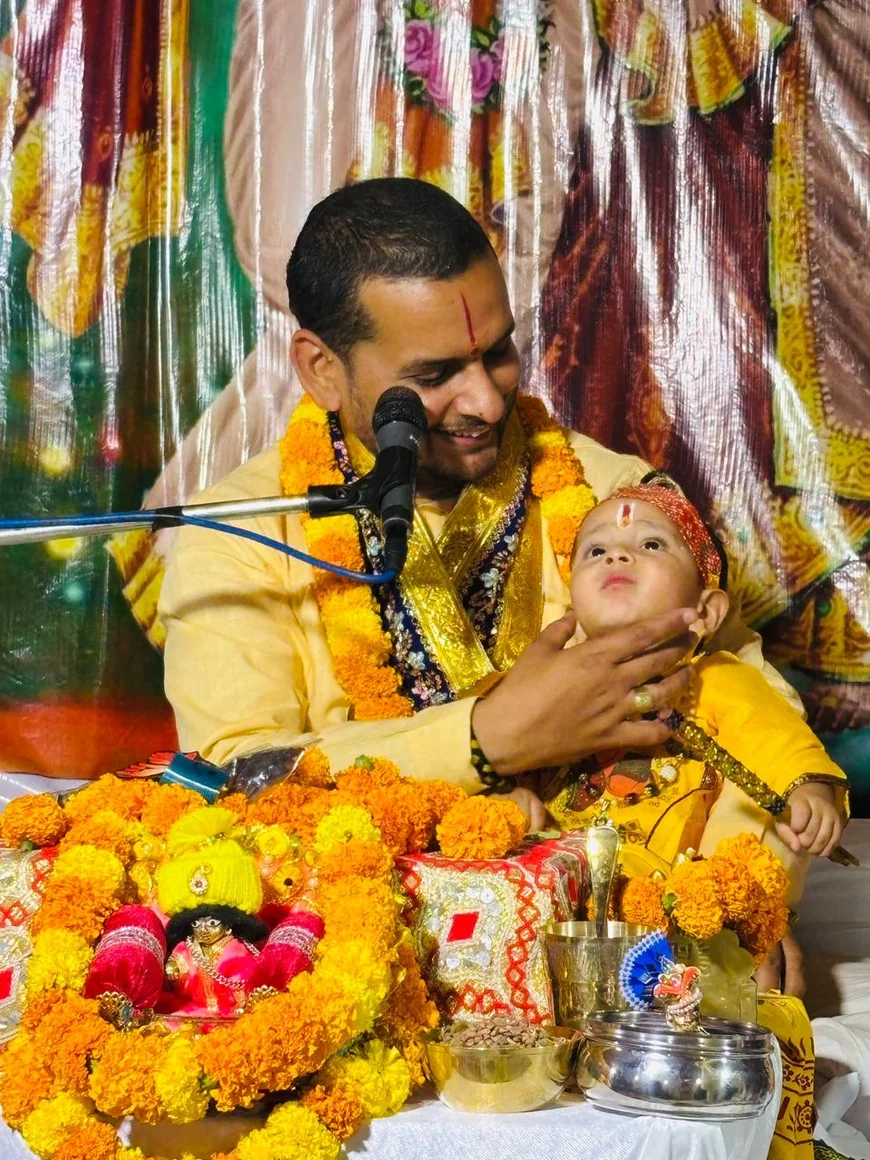 देवरिया में श्रीमद्भागवत कथा में गूंजा कृष्ण जन्मोत्सव, झूम उठे श्रद्धालु