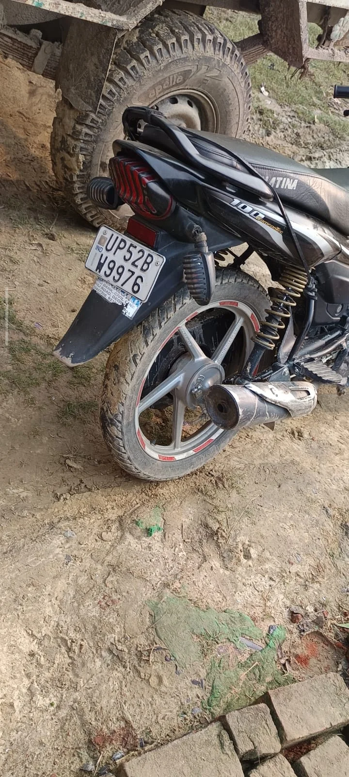 दरवाजे से ही उड़ गई बाइक: सोते रह गए मालिक, चोर ले उड़े प्लैटिना